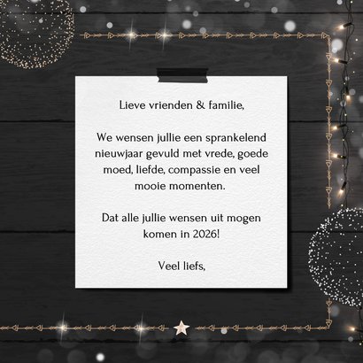 Hippe nieuwjaarskaart met houten jaartal en eigen foto 3