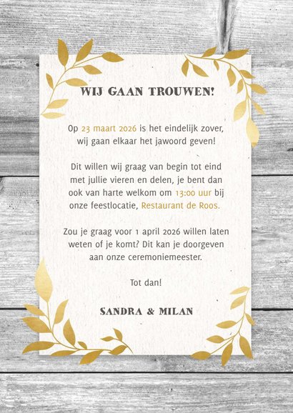 Hippe trouwkaart met hout, papier en gouden takjes 3