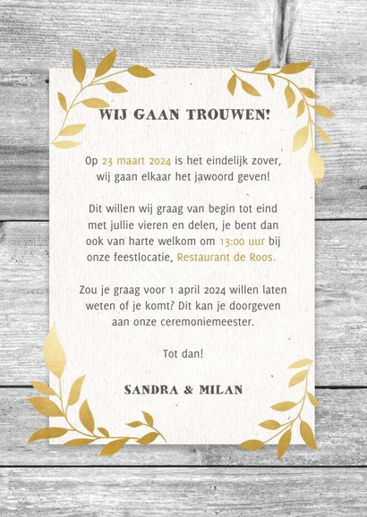 Hippe trouwkaart met hout, papier en gouden takjes 3