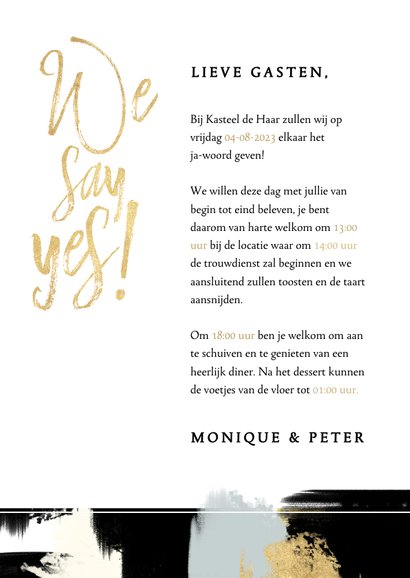 Hippe trouwkaart met verfstrepen en gouden typografie 3