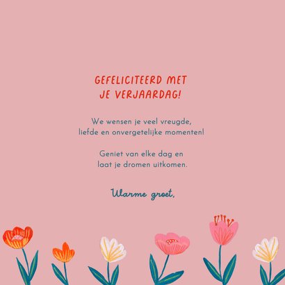 Hippe verjaardagskaart vrouw met bloemenboeket 3