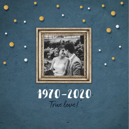 Jubileum uitnodiging feestelijk met fotolijstjes en confetti 2