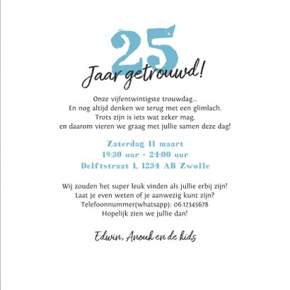 Jubileum uitnodiging krijtbord met bloemen en foto 3
