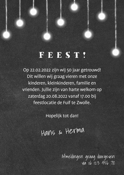 Jubileumkaart krijtbord met hangende lampjes en foto's 3
