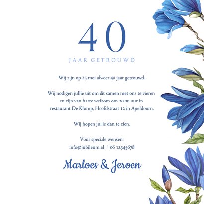 Jubileumkaart met blauwe magnolia bloemen 3