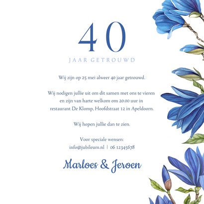 Jubileumkaart met blauwe magnolia bloemen 3