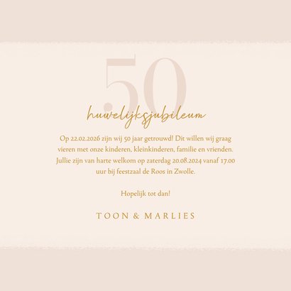 Jubileumkaart met lijnillustratie van bloemen in beige 3