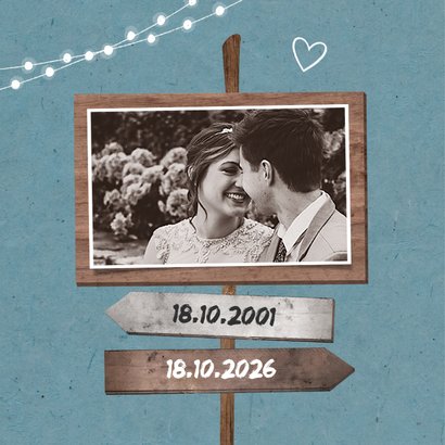 Jubileumkaart uitnodiging hip met houten wegwijzers en foto 2