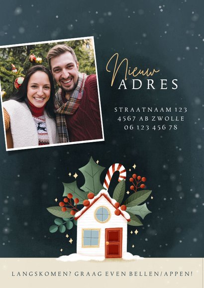 Kerst verhuiskaart met huisje, hulst, zuurstokken en foto 2