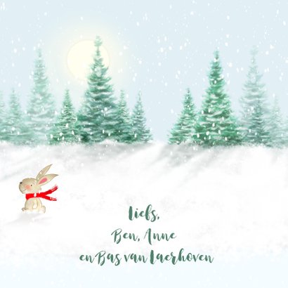 Kerstbeer met slee en konijn in de sneeuw 3