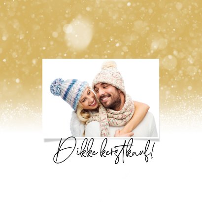 Kerstkaart 2026 gouden kerstbal en sneeuw 2