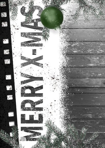 Kerstkaart 35mm fotorol op sneeuw en hout groen 2