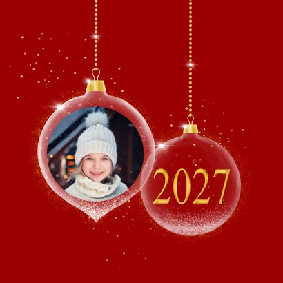 Kerstkaart glazen kerstballen op rood met foto en jaartal 2