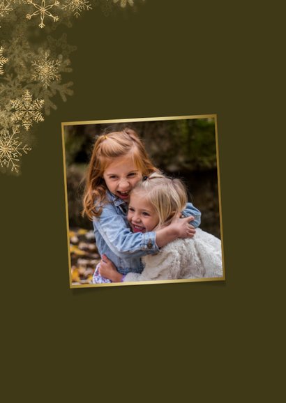 Kerstkaart grote foto met sneeuwkader en gouden 2027 2