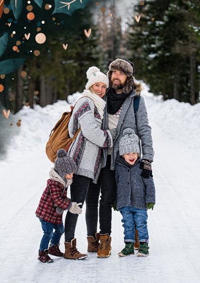 Kerstkaart grote foto met takjes, besjes en hartjes kader 2