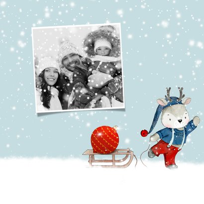 Kerstkaart hert met slee in de sneeuw 2