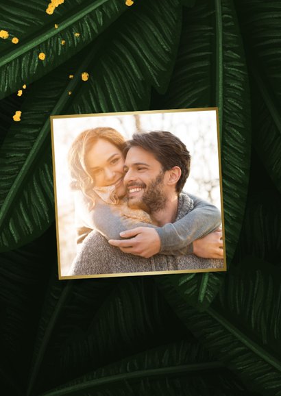 Kerstkaart jungle bladeren met foto en gouden 'christmas' 2