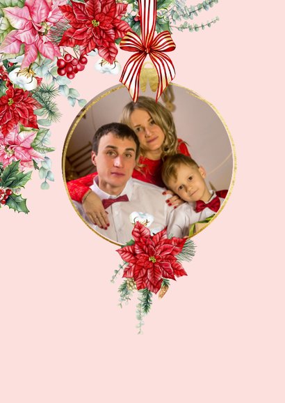 Kerstkaart kerstbal met strik en bloemen 2