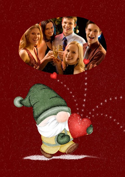 Kerstkaart kerstkabouter die hartjes rondstrooit 2