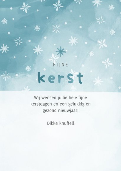 Kerstkaart kerstknuffel pinguïn met sneeuw 3