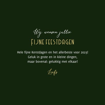 Kerstkaart kersttakjes krans goud hartjes foto 3