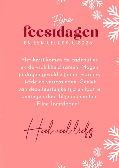 Kerstkaart lief meisje met handen vol cadeautjes 3