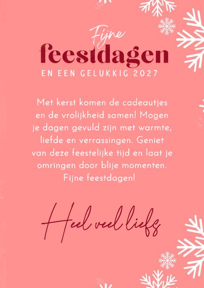 Kerstkaart lief meisje met handen vol cadeautjes 3