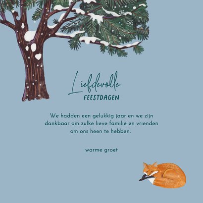 Kerstkaart lief vosje slaapt onder een boom 3