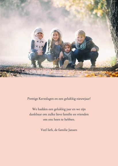 Kerstkaart meisje met konijnen in het bos 3