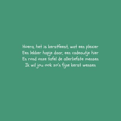 Kerstkaart met een kind met een kerstmuts en een hondje aait 3