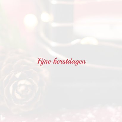 Kerstkaart met een lantaarn twee dennenappels en sneeuw 3