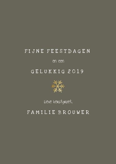 Kerstkaart met gouden confetti kader en speelse typografie 3