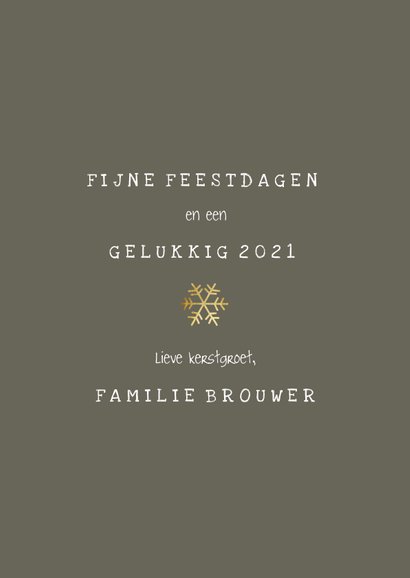 Kerstkaart met gouden confetti kader en speelse typografie 3