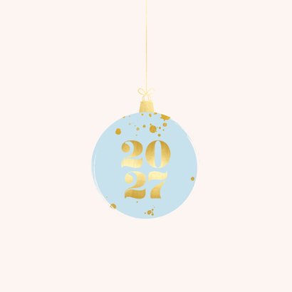 Kerstkaart met grote blauwe kerstbal en gouden spetters 2