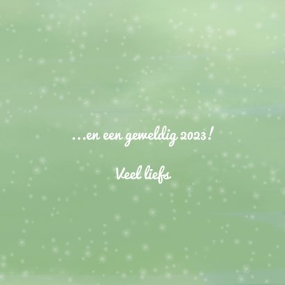 Kerstkaart met herten met meisje in de sneeuw 3