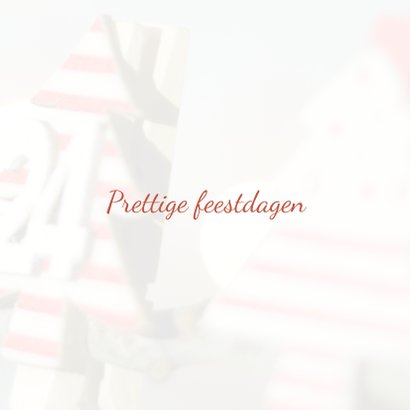 Kerstkaart met houten adventskalender en wazige lichtjes 3