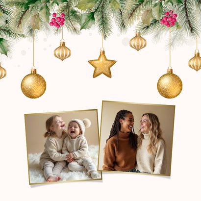 Kerstkaart met hulst besjes en gouden kerstballen hangend 2