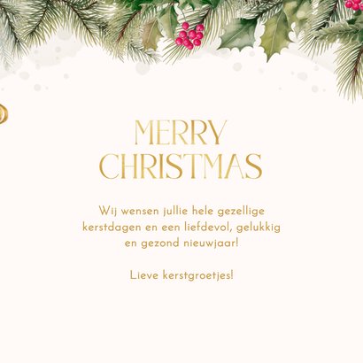Kerstkaart met hulst besjes en gouden kerstballen hangend 3