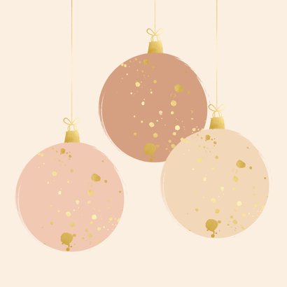 Kerstkaart met kerstballen in trendy kleuren en goudlook 2