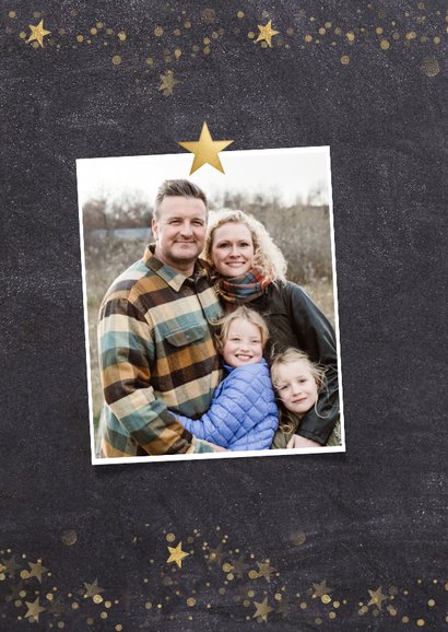 Kerstkaart met krijtbord achtergrond en gouden sterren 2