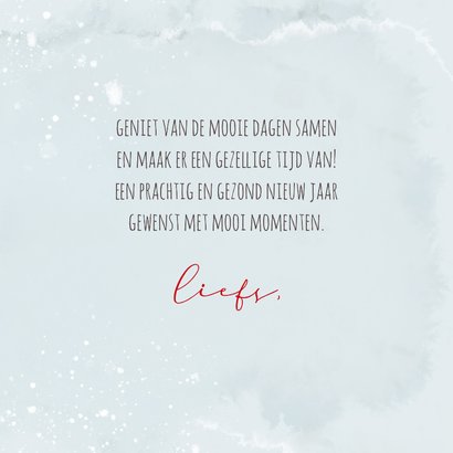 Kerstkaart met rode kerstroos en eucalyptus 3