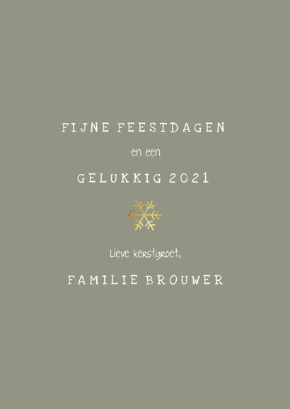 Kerstkaart met speelse typografie en wit confetti kader 3