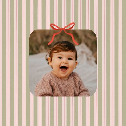 Kerstkaart nostalgisch strepen en rode strik 2