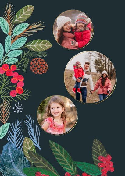 Kerstkaart Rendier met sneeuwvlokken en rode bessen 2