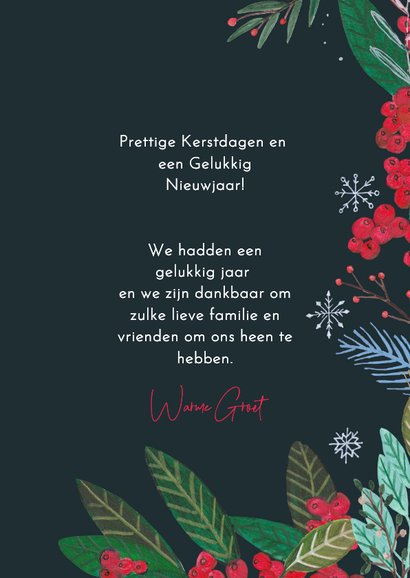 Kerstkaart Rendier met sneeuwvlokken en rode bessen 3