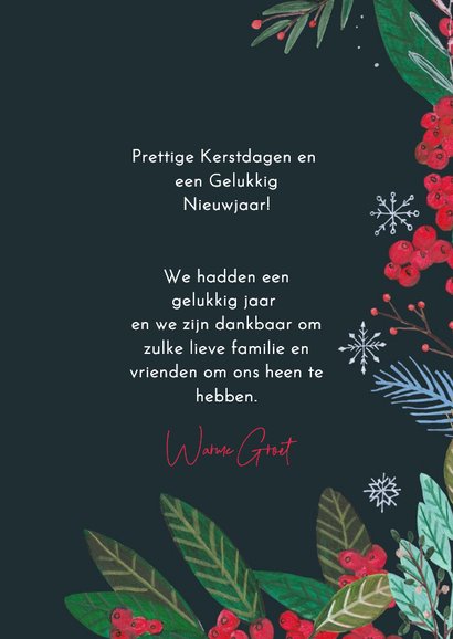 Kerstkaart Rendier met sneeuwvlokken en rode bessen 3