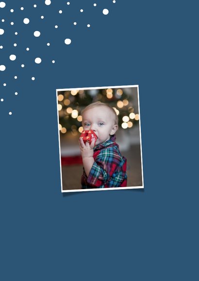Kerstkaart staand happy holidays met confetti sneeuwvlokken 2