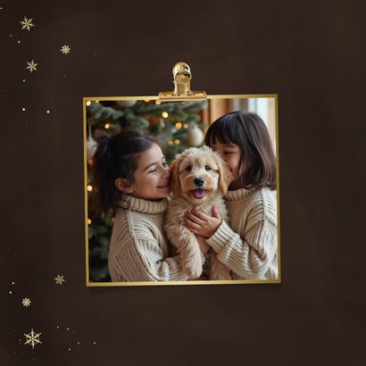 Kerstkaart stijlvol 2026 bruin met sneeuwvlokjes goud 2