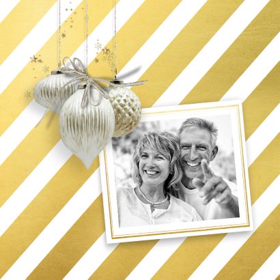 Kerstkaart trendy streep goud witte kerstballen 2