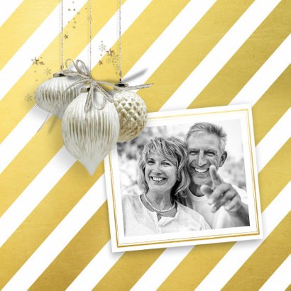Kerstkaart trendy streep goud witte kerstballen 2